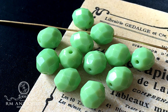 VP-2785 8mm チェコヴィンテージ オパーク グリーン ガラスビーズ
