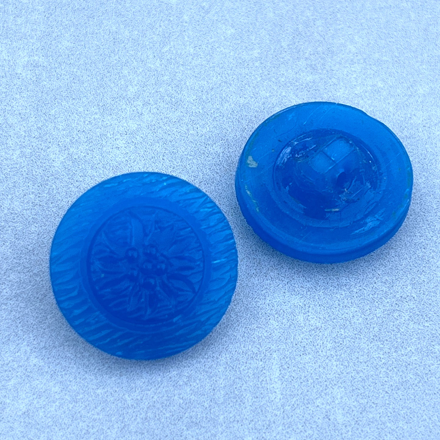 VP-5984 18mm Czech Vintage BlueFlower glass Button