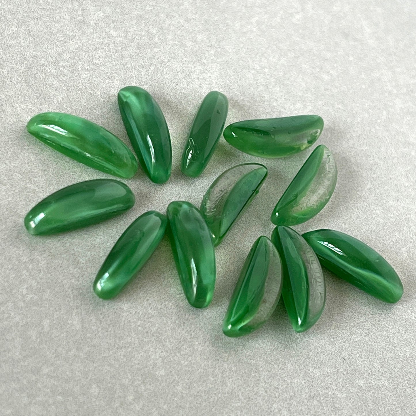 VP-9056 15x4mm German Vintage glass Cabochon green Half Moon