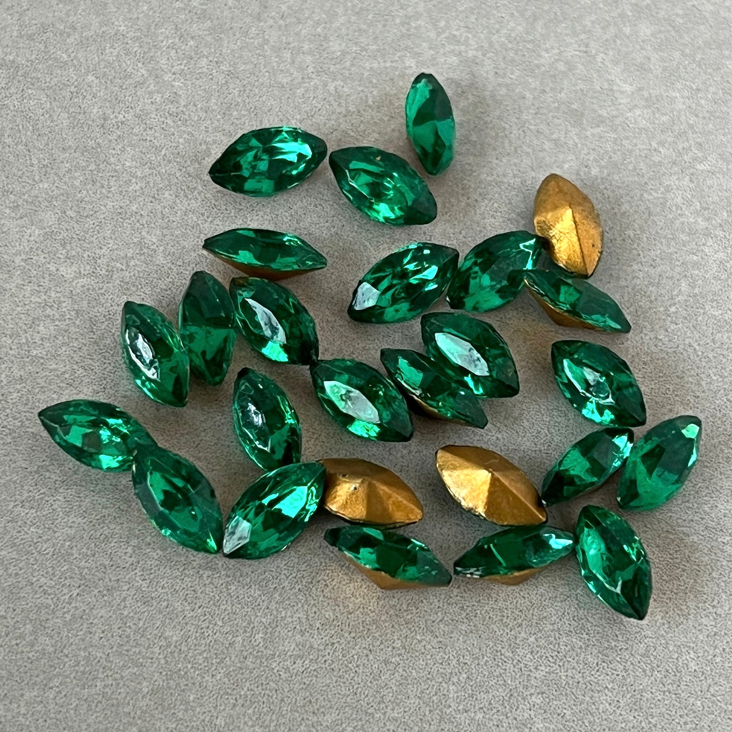 VP-966 8x4 Czech Vintage Rhinestone Emerald Navette