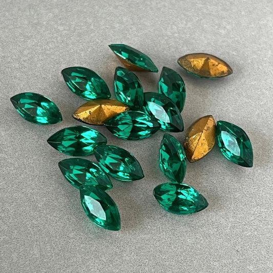 VP-1334 10X5 West German Vintage Rhinestone green Navette