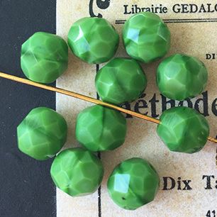 VP-3444 8mm Czech Vintage opaque green Round glass Bead