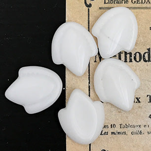 VP-4228 16x13mm Vintage Milk glass petalglass