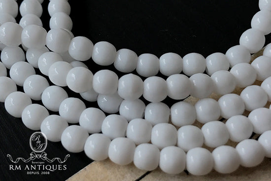 VP-4650 4mm Czech Vintage Milk glass glass Bead