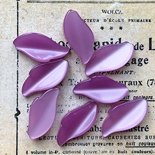 VP-6670 18x19mm West German Vintage lucite leaf CabochonPurple