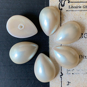 VP-7658 17x12 Japan Vintage lucite Cabochon pearl drop