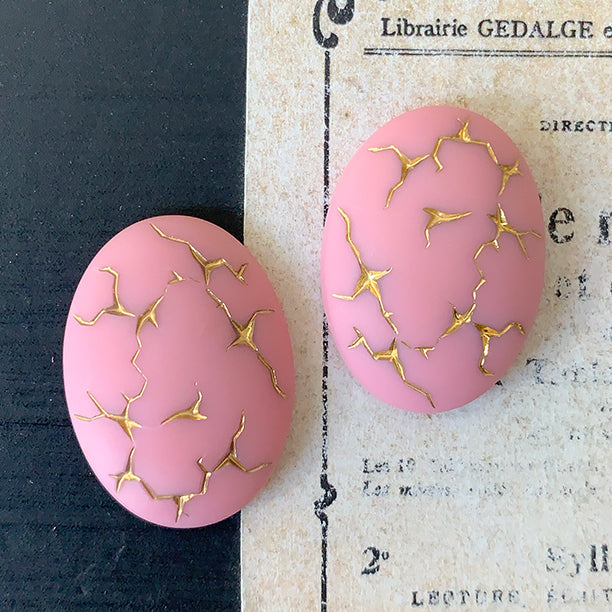 VP-8185 25x18 West German Vintage matteglass Gold Cabochon Pink Oval