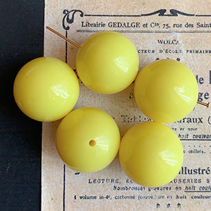 VPL-7221 18mm West German Vintage Plastic Yellow Bead