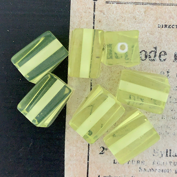 VPL-8258 13X10mm Vintage Acrylic Lemon Clear Bead