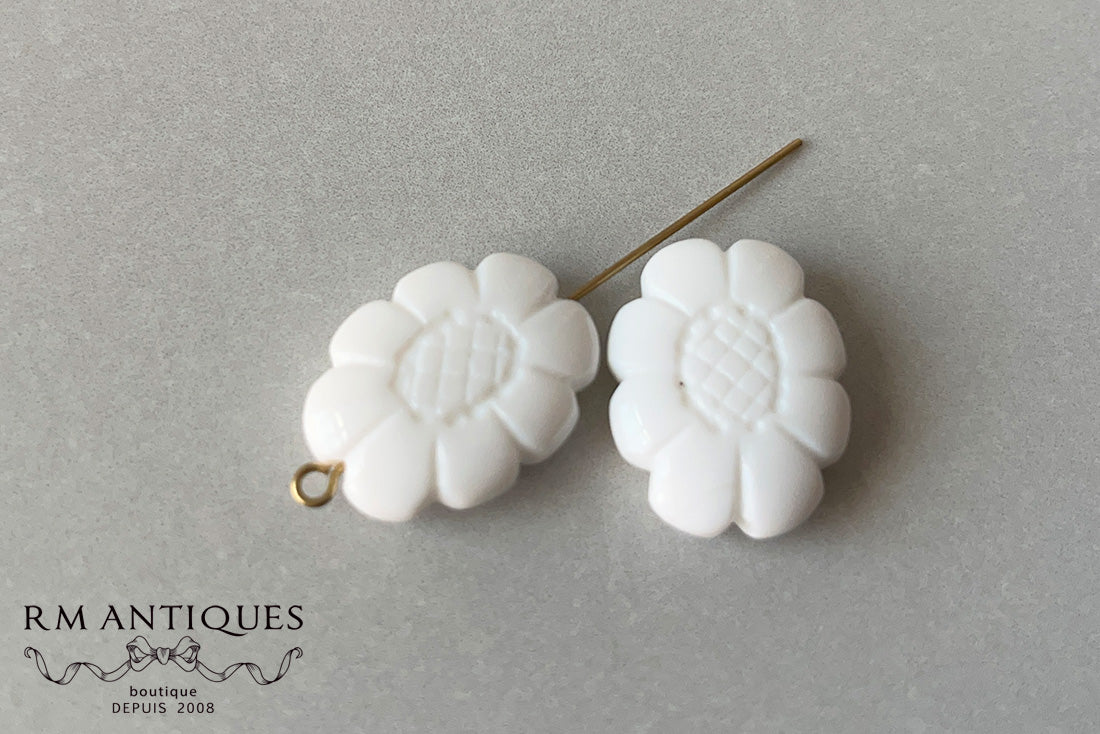 VPL-8478 22x17mm Vintage White Flower Acrylic Bead