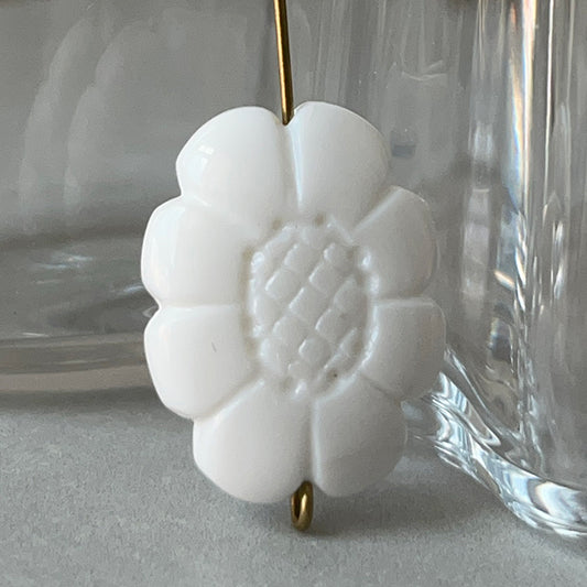 VPL-8478 22x17mm Vintage White Flower Acrylic Bead